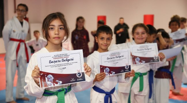 aliagali-minik-yuzucu-ve-taekwondoculara-basari-belgesi